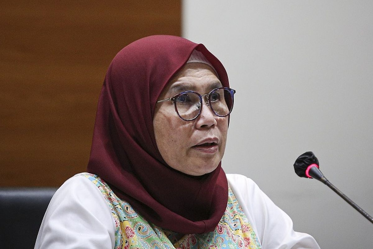 Wakil Ketua KPK Lili Pintauli Siregar menyampaikan keterangan pers terkait Operasi Tangkap Tangan (OTT) KPK di Kuantan Singingi di gedung KPK, Jakarta, Selasa (19/10/2021). KPK menetapkan dua orang tersangka dalam OTT tersebut yakni Bupati Kuantan Singingi periode 2021-2026 Andi Putra dan General Manager PT Adimulia Agrolestari Sudarso terkait kasus dugaan tindak pidana korupsi perpanjangan izin Hak Guna Usaha (HGU) sawit di Kabupaten Kuantan Singingi Provinsi Riau. ANTARA FOTO/Dhemas Reviyanto/rwa.