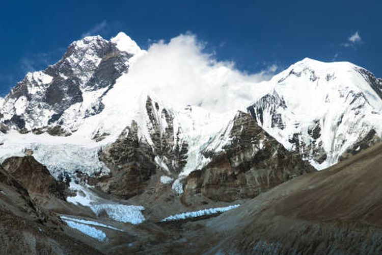 ilustrasi Gunung Lhotse, salah satu gunung tertinggi di dunia.