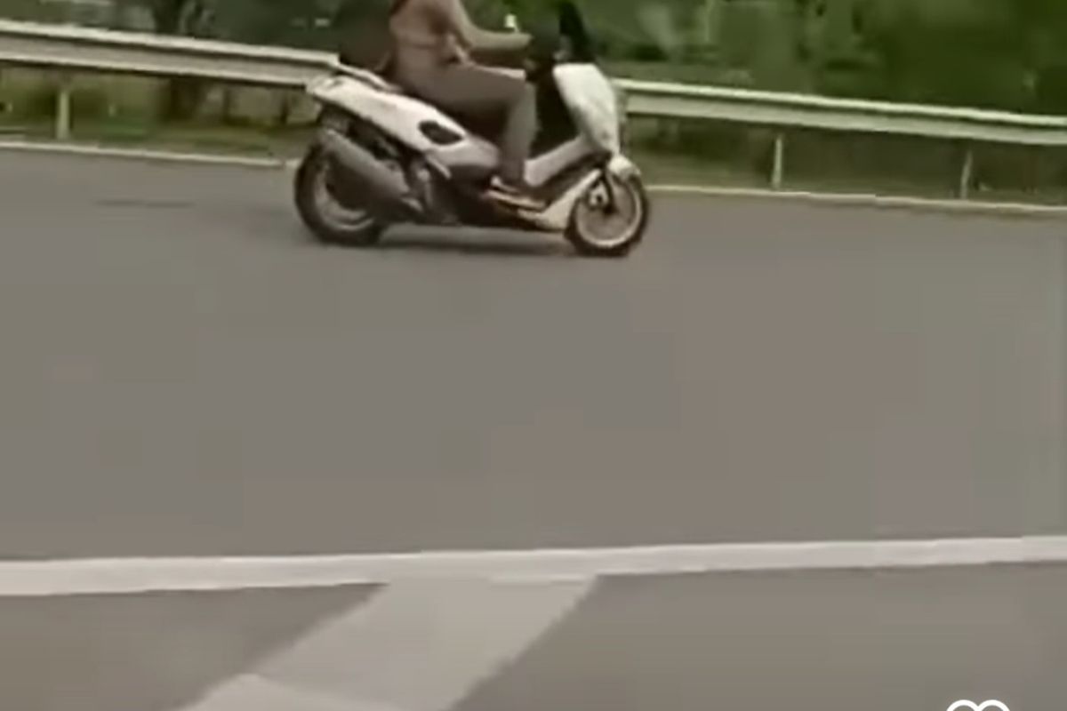 Sebuah video menampilkan seorang pengendara motor melintasi Tol Cawang arah Taman Mini Indonesia Indah (TMII), Jakarta Timur.