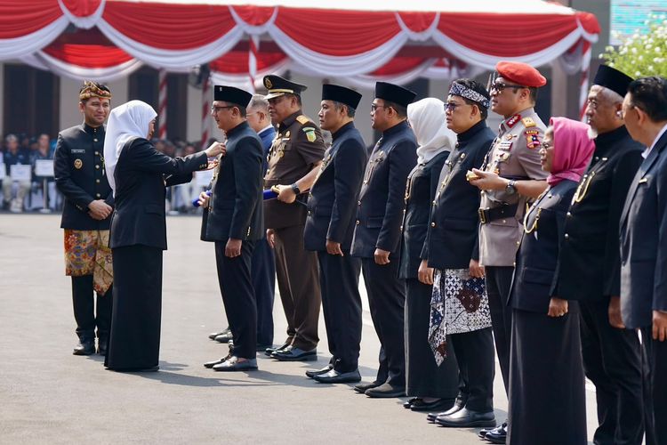 Kawal Aspirasi Masyarakat, Deni Wicaksono Raih Lencana Emas dari Pemprov Jatim