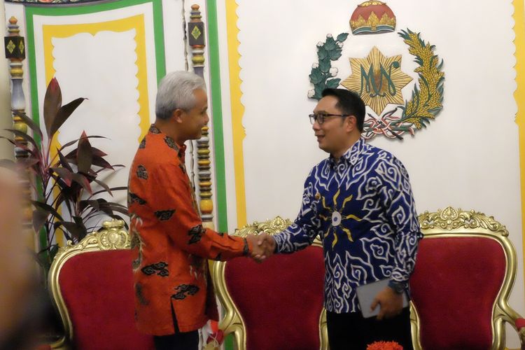 Gubernur Jawa Tengah Ganjar Pranowo dan Gubernur Jawa Barat Ridwan Kamil di Pura Mangkunegaran Kota Solo, Jawa Tengah, Jumat (28/10/2022).