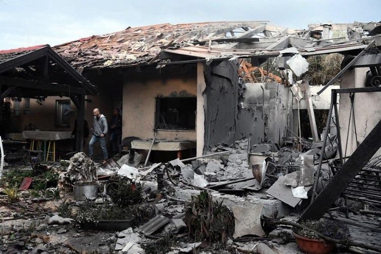 Sebuah rumah penduduk di Mishmeret, Israel, hancur diserang roket yang diyakini berasal dari Gaza. (Twitter/IDF)