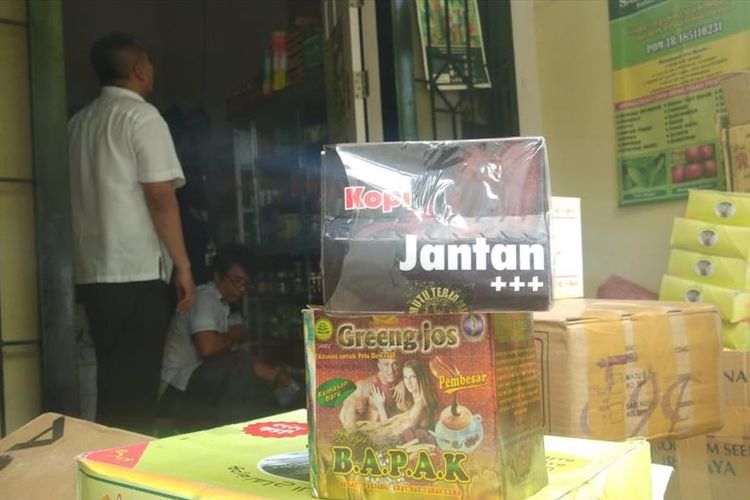 Beberapa bungkus obat dan kosmetik yang disita BBPOM Medan dalam penggrebekan di sebuah rumah di Jalan Garu III, Kelurahan Harjosari I, Kecamatan Medan Amplas, sore tadi, Kamis (18/7/2019). 