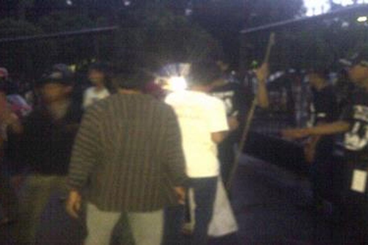 Sejumlah pengunjung konser Kantata Barock dirazia petugas sebelum memasuki lokasi konser Kantata Barock di Gelora Bung Karno, Jakarta, Jumat (30/12/2011).