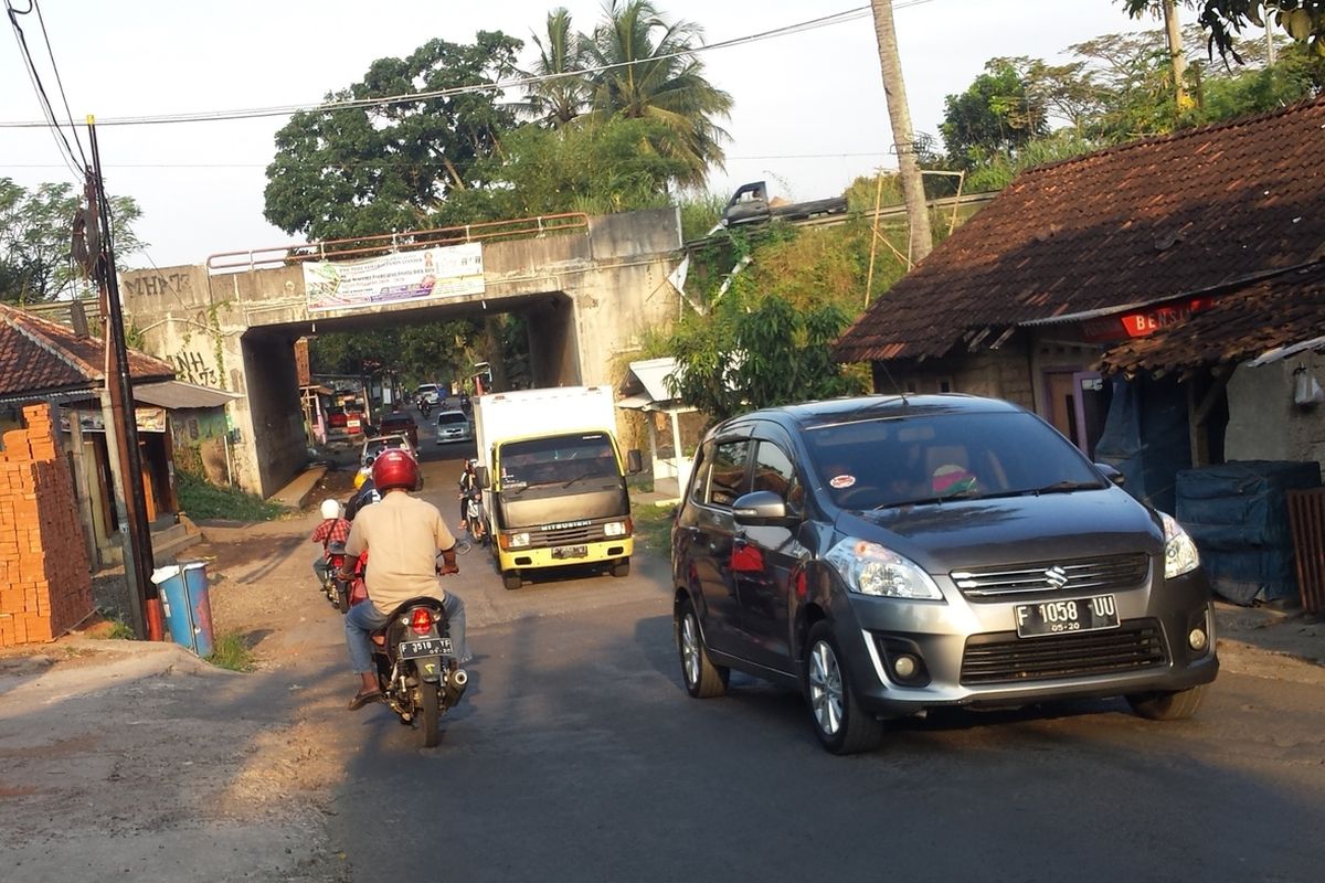 Sejumlah kendaraan melintas di jalan alternatif Leles-Sukaluyu atau jalur tikus, Cianjur, Jawa Barat. Selama larangan mudik 6-17 Mei, jalur tikus akan dijaga ketat untuk halau pemudik nekat. 