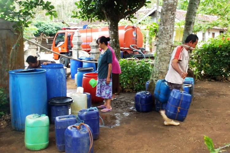 Warga Kapanewon Girisubo, Gunungkidul, Mengantre Bantuan Air Bersih