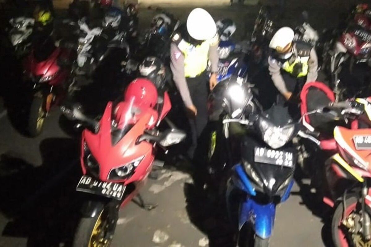 Polisi mendata kendaraan bermotor menggunakan knalot brong yang diamankan di Solo, Jawa Tengah, Sabtu (20/12/2020) malam.