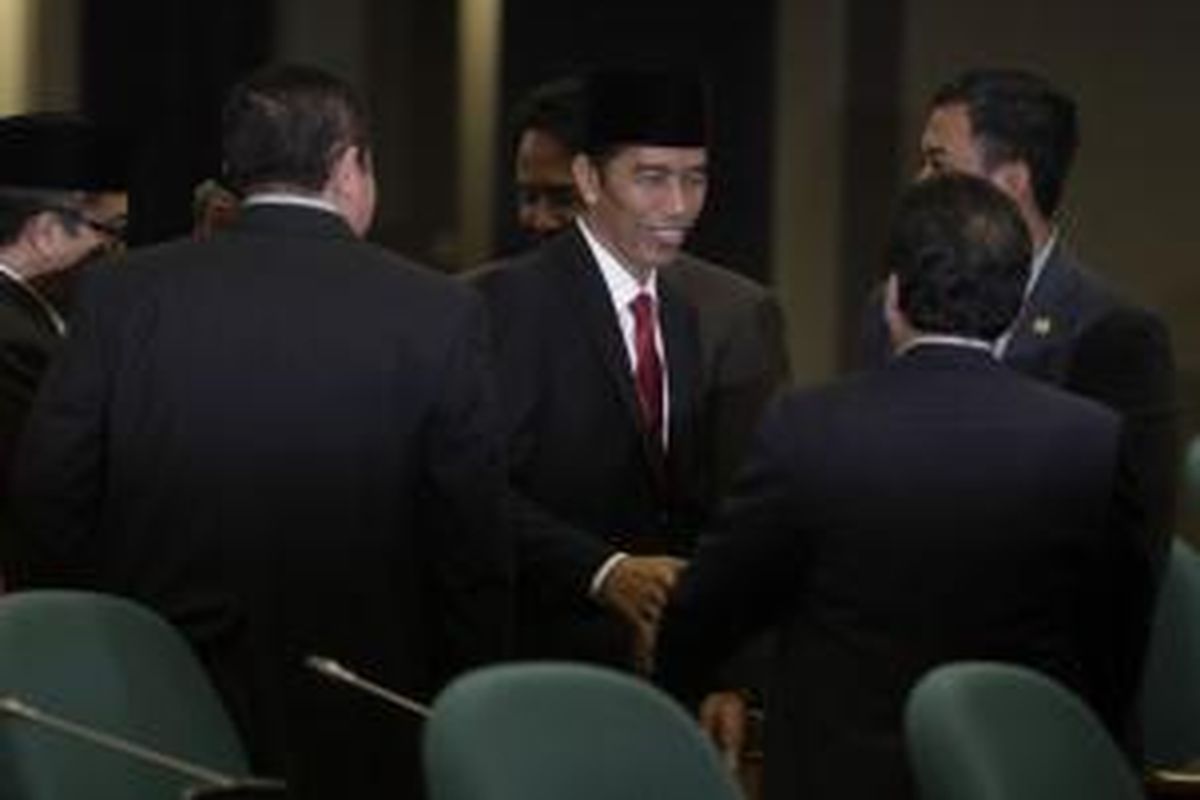 Gubernur DKI Jakarta, Joko Widodo mendapat ucapan selamat saat mengikuti rapat paripurna di DPRD DKI Jakarta, Rabu (23/7/2014). Joko Widodo kembali bertugas sebagai Gubernur DKI Jakarta menyusul berakhirnya masa cuti Gubernur DKI Jakarta non aktif setelah dirinya ditetapkan oleh KPU sebagai Presiden terpilih Republik Indonesia periode 2014-2019 pada 22 Juli 2014.