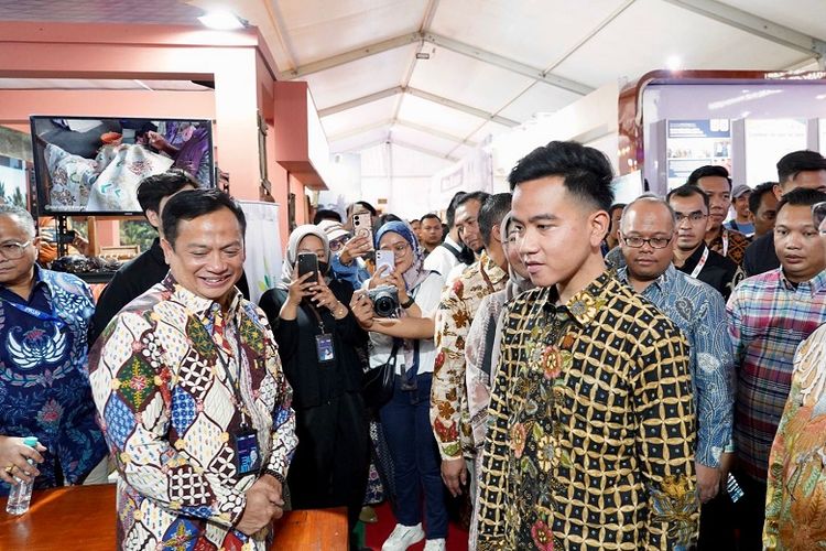 Wali Kota Solo Gibran Rakabuming saat mengunjungi stan nasabah binaan PNM pada ajang UMKM Nasional Expo 2023 di Lapangan Pamedan Mangkunegaran, Kota Surakarta, Jawa Tengah. 