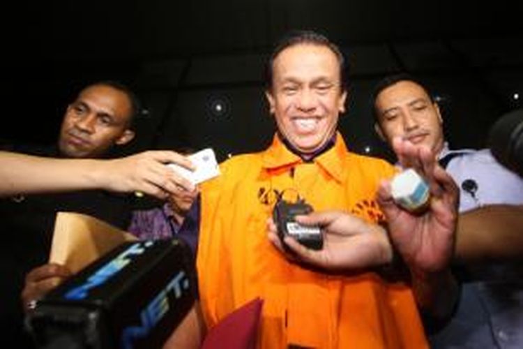 Anggota DPR RI Fraksi PDI Perjuangan Adriansyah ditahan oleh Komisi Pemberantasan Korupsi, Jakarta, Sabtu(11/4/2015). Adriansyah ditangkap di Bali dalam operasi tangkap tangan yang dilakukan KPK dengan barang bukti berupa uang 40 ribu dollar Singapura, dan Rp 55,85 juta.