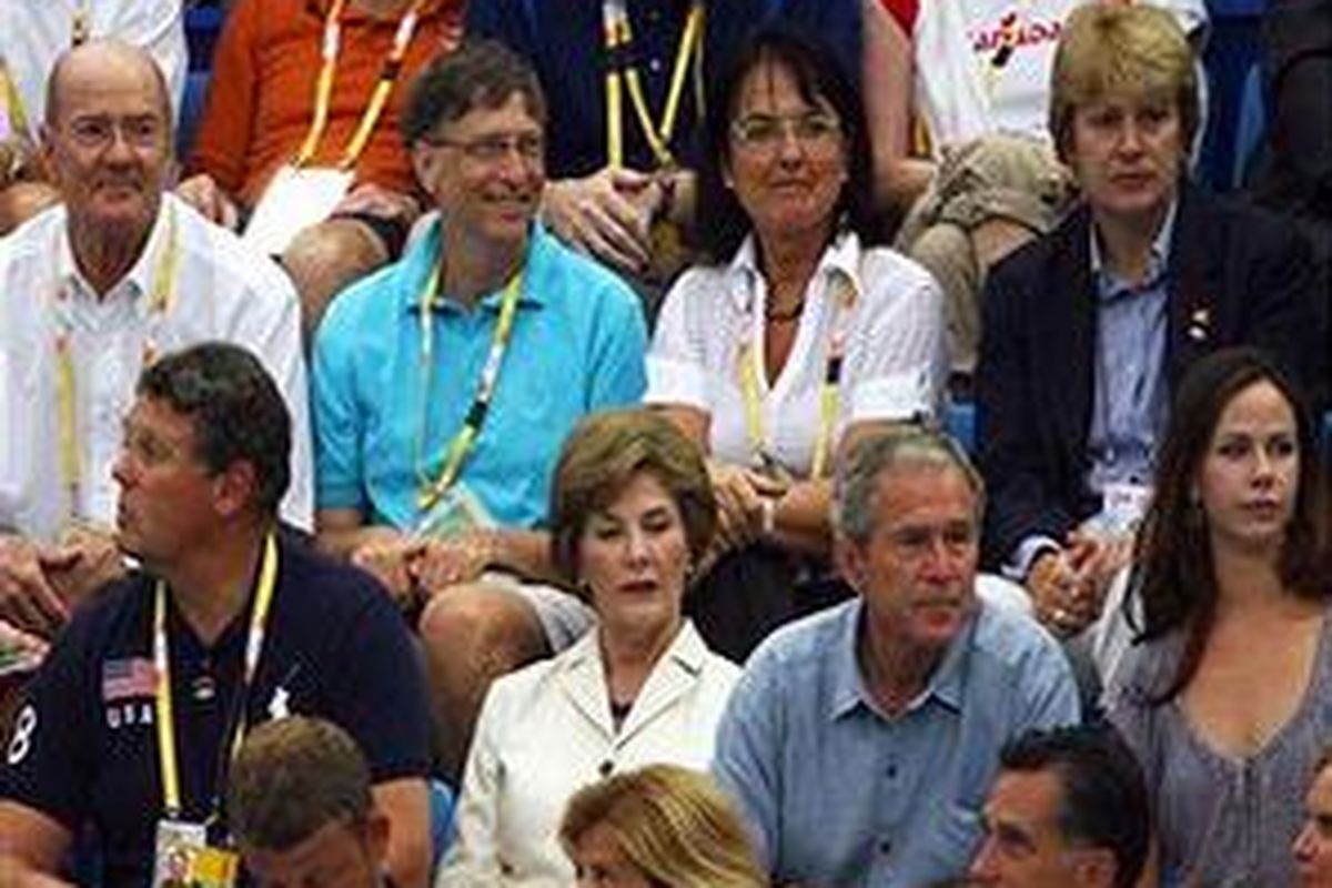 Bill Gates (baju biru), merupakan penggemar bulutangkis.