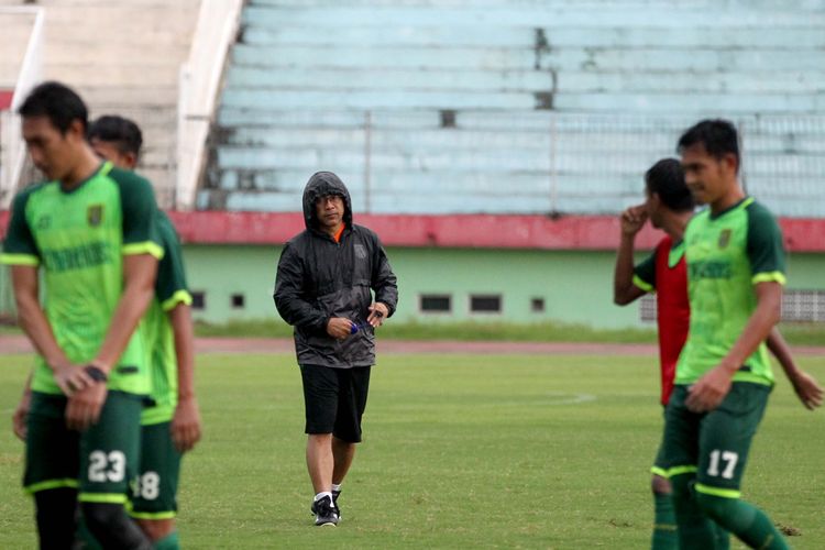 Pelatih Persebaya Surabaya, Aji Santoso saat memimpin latihan perdana musim 2020 di Stadion Gelora Delta Sidoarjo, Jawa Timur, Senin (06/01/2020) sore.