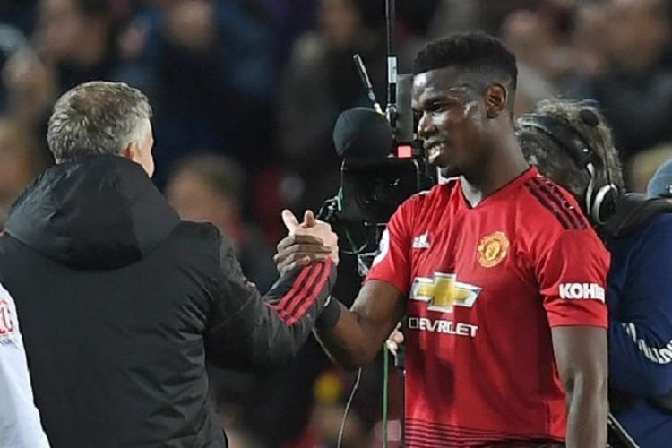 Ole Gunnar Solskjaer menyalami Paul Pogba seusai pertandingan Manchester United vs Bournemouth dalam lanjutan Liga Inggris di Stadion Old Trafford, 30 Desember 2018. 