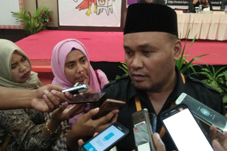 Ketua KPU Maluku Utara, Syahrani Somadaya memberikan keterangan pers kepada wartawan, Rabu (10/1/2018)