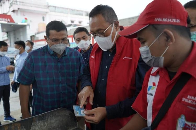 Direktur Penunjang Bisnis PT Pertamina (Persero) Dedi Sunardi mengunjungi tiga SPBU di Kota Balikpapan, Kalimantan Timur, Minggu (3/4/2022) 
