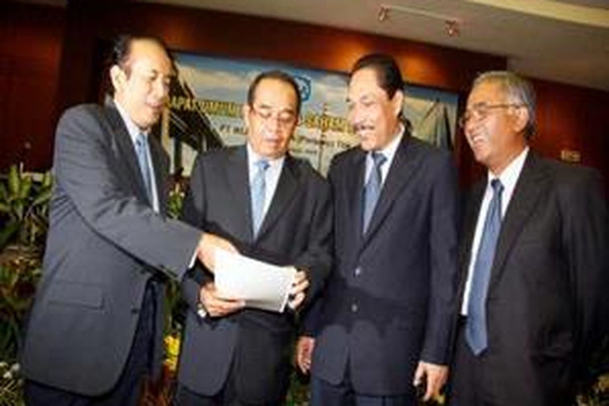 Direktur Operasi II, Slamet Maryono (kanan) Direktur Utama, Bintang Perbowo (dua dari kiri), Direktur Keuangan, Gandu Kusuma (dua dari kanan) dan Direktur Operasi I, Budi Harto (kanan) berbincang usai Rapat Umum Pemegang Saham Luar Biasa (RUPSLB) PT Wijaya Karya Tbk di Kantor Wika, Jakarta Timur, Selasa (27/1).