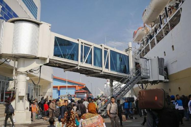 Fasilitas garbarata di terminal Gapura Surya Nusantara, Pelabuhan Tanjung Perak Surabaya.