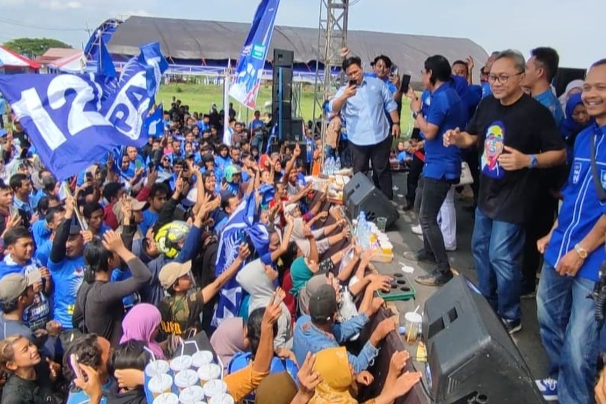 Ketua Umum Partai Amanat Nasional (PAN) Zulkifli Hasan (Zulhas) bersama jajaran DPP PAN saat berkampanye di Lapangan Bola Kedungjaya, Desa Kedungjaya, Kecamatan Kedawung, Kabupaten Cirebon, Jawa Barat, Jumat (26/1/2024).
