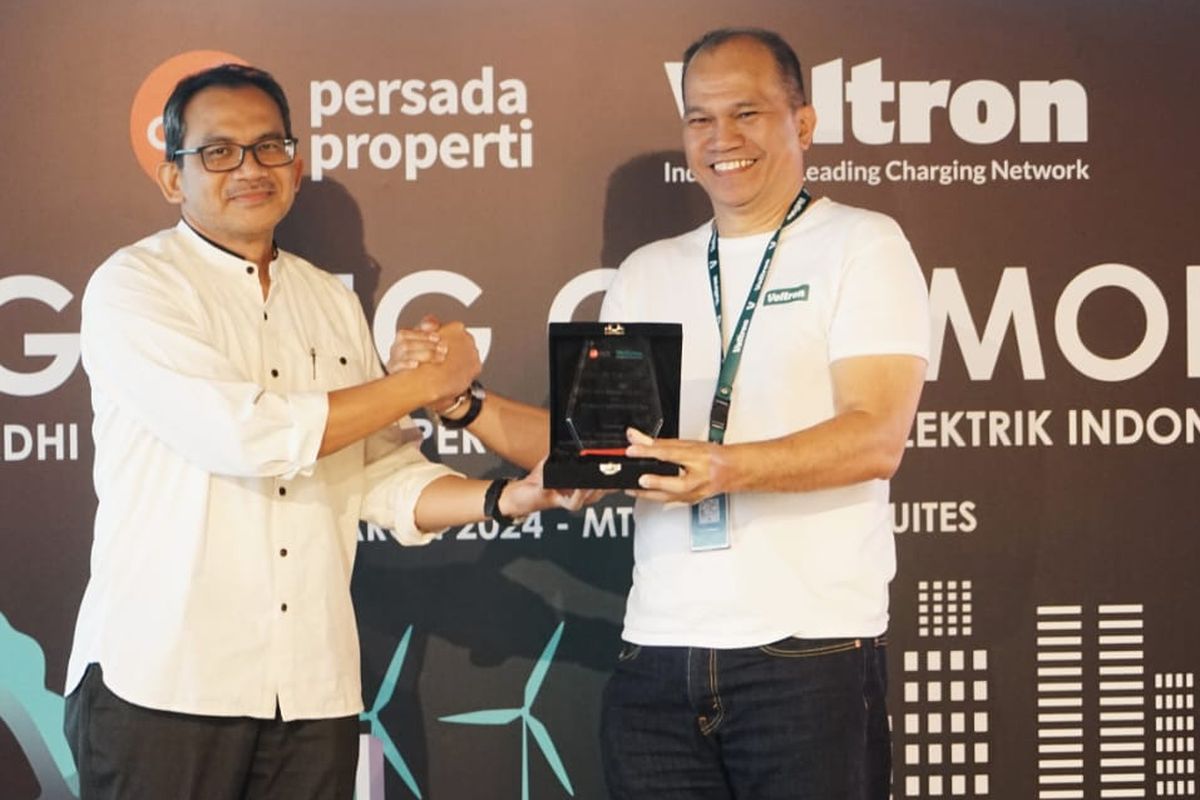 Direktur Utama PT Adhi Persada Properti Harry Wibowo (kiri) dan Direktur Utama PT Exelly Elektrik Indonesia Abdul Rahman Elly (kanan) dalam seremoni kerja sama pembangunan stasiun pengisian kendaraan listrik umum (SPKLU).