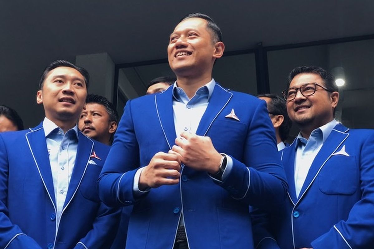 Ketua Umum Partai Demokrat Agus Harimurti Yudhoyono (AHY) bersama Wakil Ketua Umum Partai Demokrat Edhie Baskoro Yudhoyono (Ibas) (kiri), dan Sekjen Partai Demokrat Teuku Riefky Harsya (kanan). Ketiganya tengah menunggu kedatangan Ketua Umum Partai Nasdem di kantor DPP Partai Demokrat, Jalan Proklamasi, Menteng, Jakarta, Rabu (22/2/2023). 