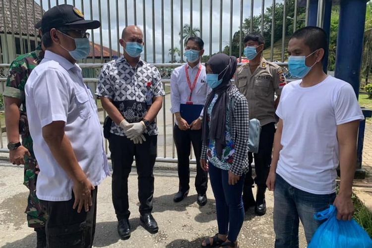 Dua warga Negara Indonesia (WNI), Herna Mola dan Soha Beta, yang dibebaskan dari tuntutan hukuman mati di Kuching, Malaysia, telah dipulangkan melalui Pos Lintas Batas Negara (PLBN) Entikong, Kabupaten Sanggau, Kalimantan Barat (Kalbar), Rabu (24/3/2021).