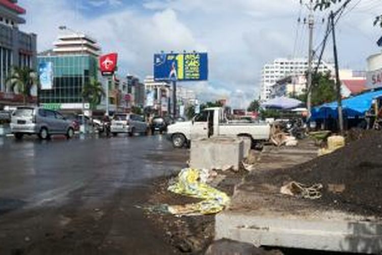 Kondisi salahsatu ruas jalan utama di Kota Manado yang dianggap semrawut oleh warga karena pengerjaan proyek yang lambat.