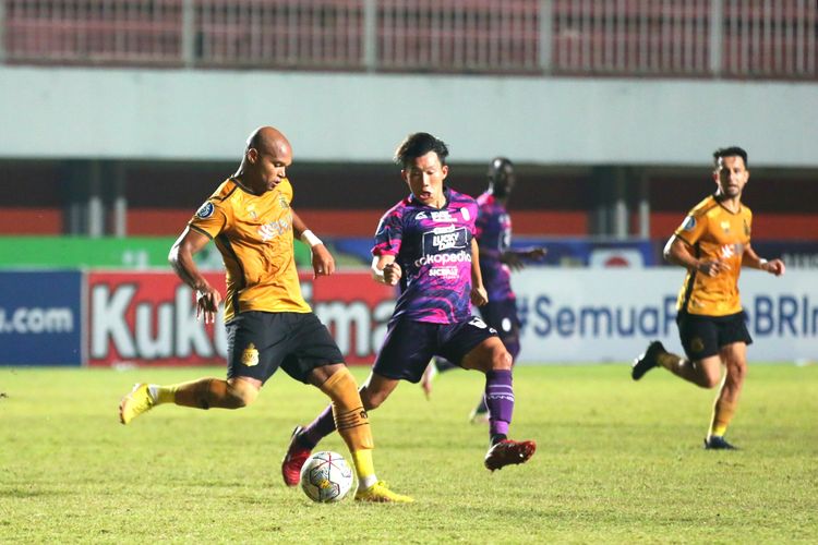 RANS Nusantara FC saat bermain melawan Bhayangkara FC dalam lanjutan pekan ke-15 Liga 1, kasta tertinggi Liga Indonesia 2022-23.