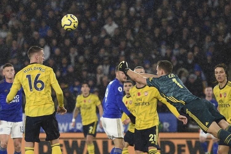 Aksi penyelamatan Bernd Leno pada pertandingan Leicester City vs Arsenal dalam lanjutan Liga Inggris di Stadion King Power, 9 November 2019. 