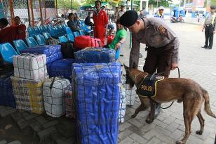 Anjing pelacak dari Unit K9 Dit Sabhara Polda Kalbar turut dilibatkan dalam pengamanan arus mudik di Pelabuhan Dwikora, Pontianak, Kalimantan Barat (15/7/2015)
