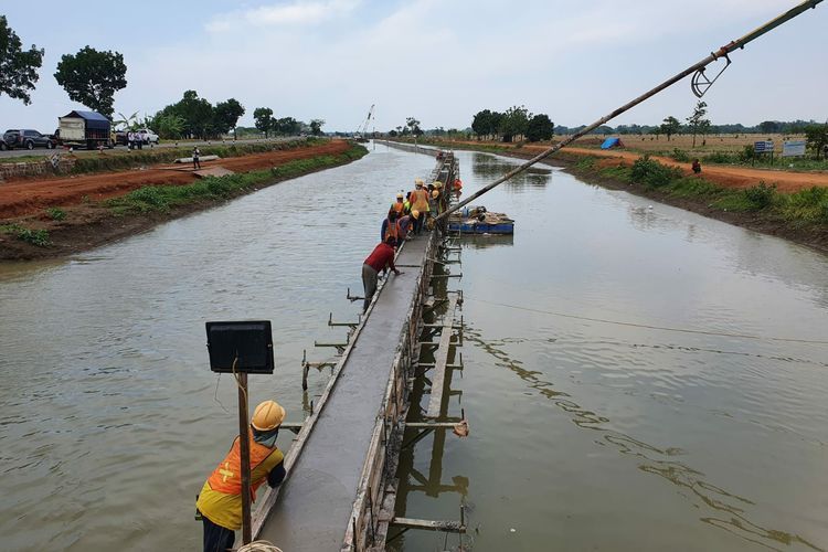 Pengerjaan proyek modernisasi Jaringan Irigasi Rentang di Provinsi Jawa Barat, pada September 2021 lalu.
