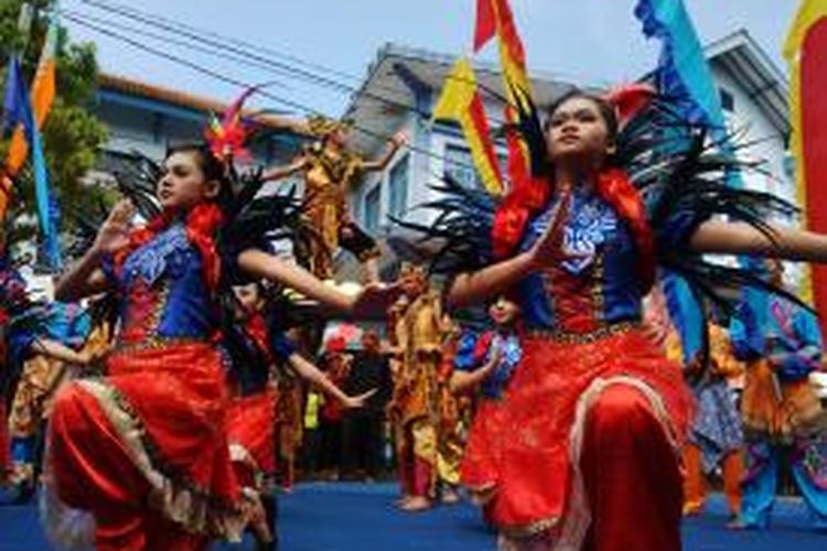 Pertunjukan seni budaya pada rangkaian Gebyar Budaya Garut 2015 dalam rangka pembukaan roadshow 'Pesta Rakyat De Syukron' Hari Jadi Provinsi Jawa Barat Ke-70, tahun 2015 di Kabupaten Garut, Jawa Barat, Rabu, (13/5/2015)
