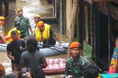 Paskhas TNI AU Terjun di Banjir Kampung Pulo