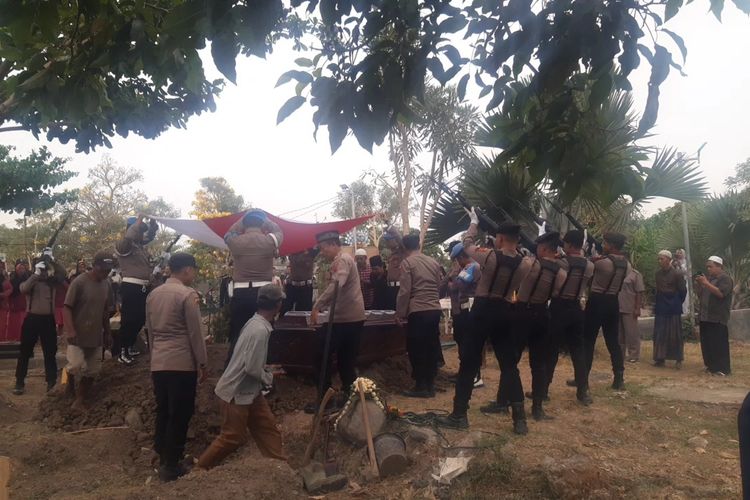 Penghormatan Terakhir, Wakapolresta Klaten Pimpin Upacara Pemakaman Kompol Aditia