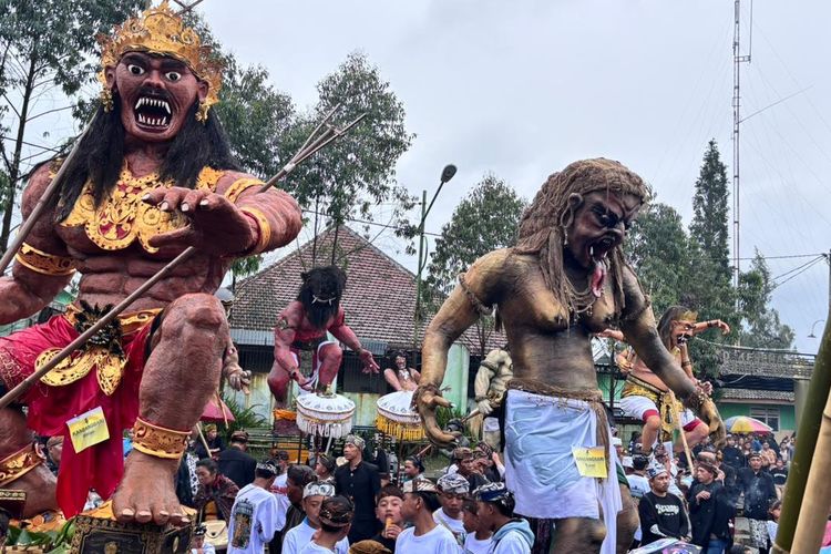 Jelang Nyepi di Pasuruan, Warga Tengger Gelar Parade Ogoh-Ogoh di Malam Pengerupukan