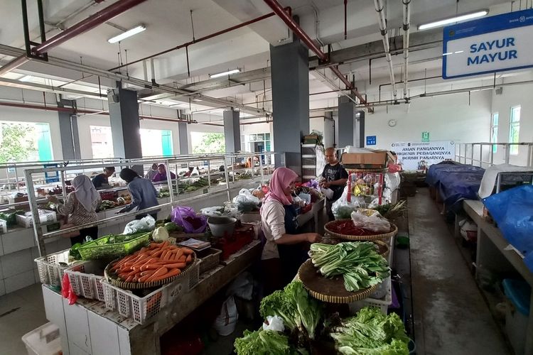 Suasana pasar Prawirotaman pada Senin (4/3/2024) pedagang sedang membersihkan dagangannya