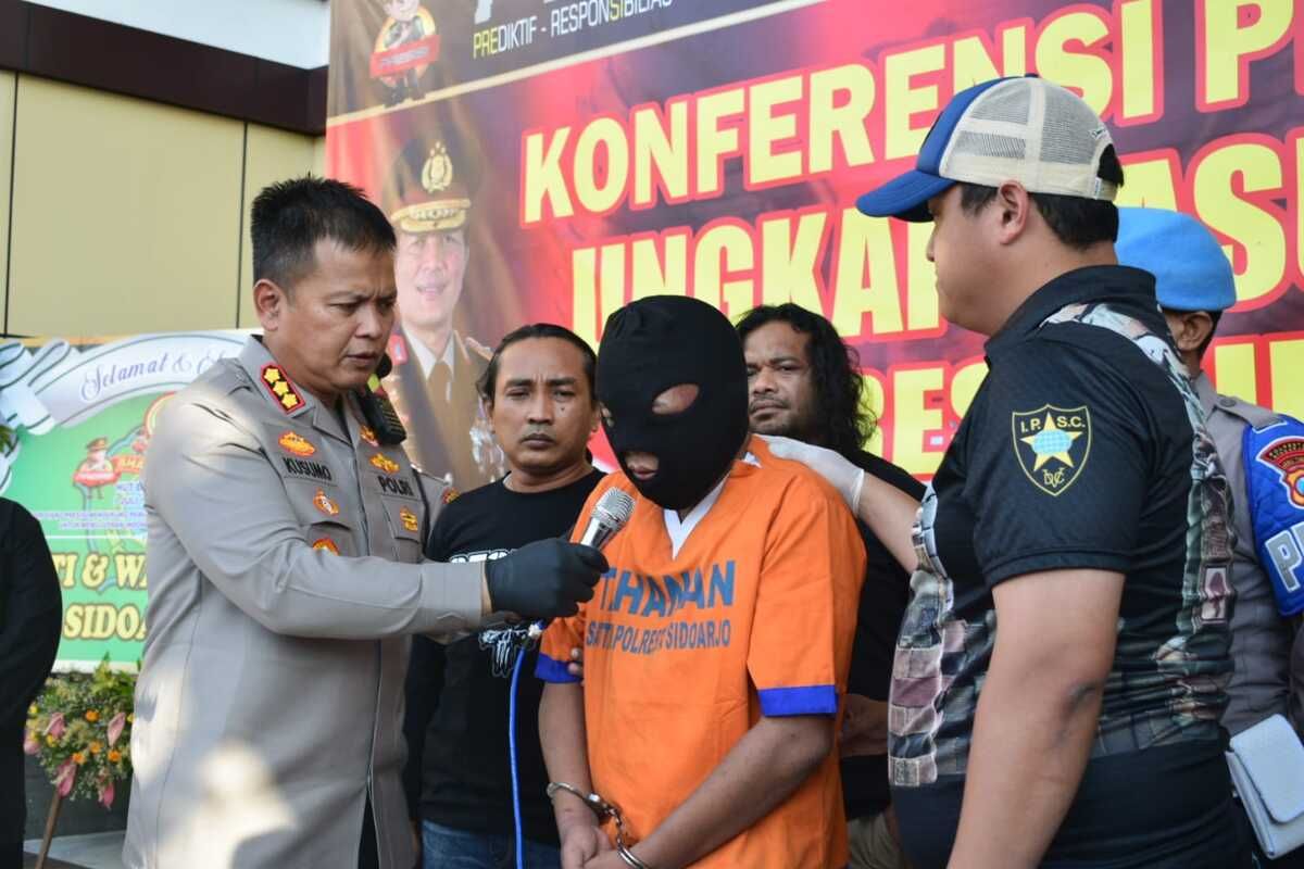 JO (baju orange) pelaku penembakan Sabar di Sidoarjo Senin (27/6/2022) malam.