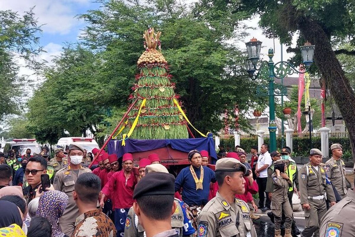Warga masyarakat dan wisatawan yang berada di depan Gedung Agung Yogyakarta saat menyaksikan iring-iringan yang membawa gunungan ke kompleks Kepatihan. Keraton Ngayogyakarta Kamis (29/06/2023) mengelar acara tradisi Garebeg Besar dalam rangka memperingati Idul Adha 1444 H/Tahun Ehe 1956. Di dalam acara tradisi ini, ada tujuh gunungan yang dibawa ke Masjid Gedhe, Pura Pakualaman dan Kompleks Kepatihan.
