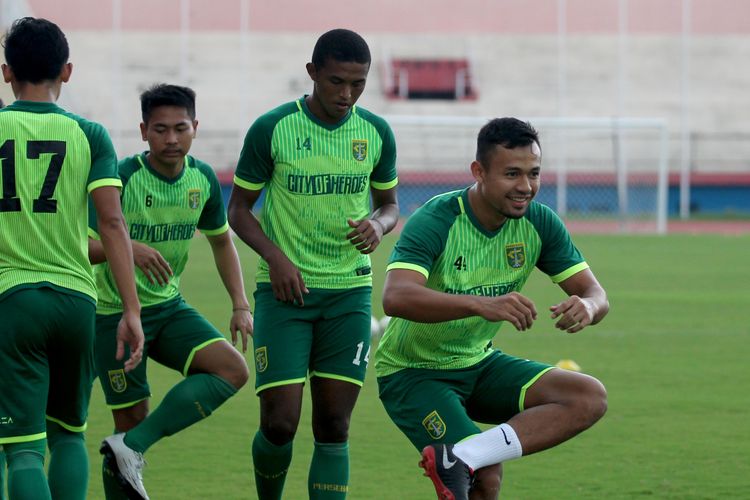 Latihan perdana Arif Satria bersama Persebaya Surabaya untuk musim 2020 di Stadion Gelora Delta Sidoarjo, Jawa Timur, Senin (06/01/2020) sore.