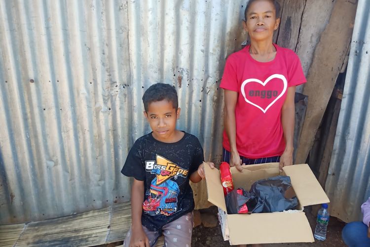 Foto : Mama Bonafasia Belgia bersama putranya Heribertus Hermanto Agung (15) sudah belasan tahun hidup di gubuk reyot di Kampung Purang Jompa, Desa Repi, Kecamatan Lembor Selatan, Kabupaten Manggarai Barat, NTT.