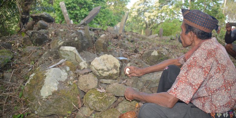 Kepala Suku Saghe, Alexander Djala sedang melaksanakan ritual di watu naga tana (batu leluhur) Suku Saghe untuk minta restu kepada Sang Pencipta, alam semesta dan leluhur Saghe, Jumat (2/11/2018).