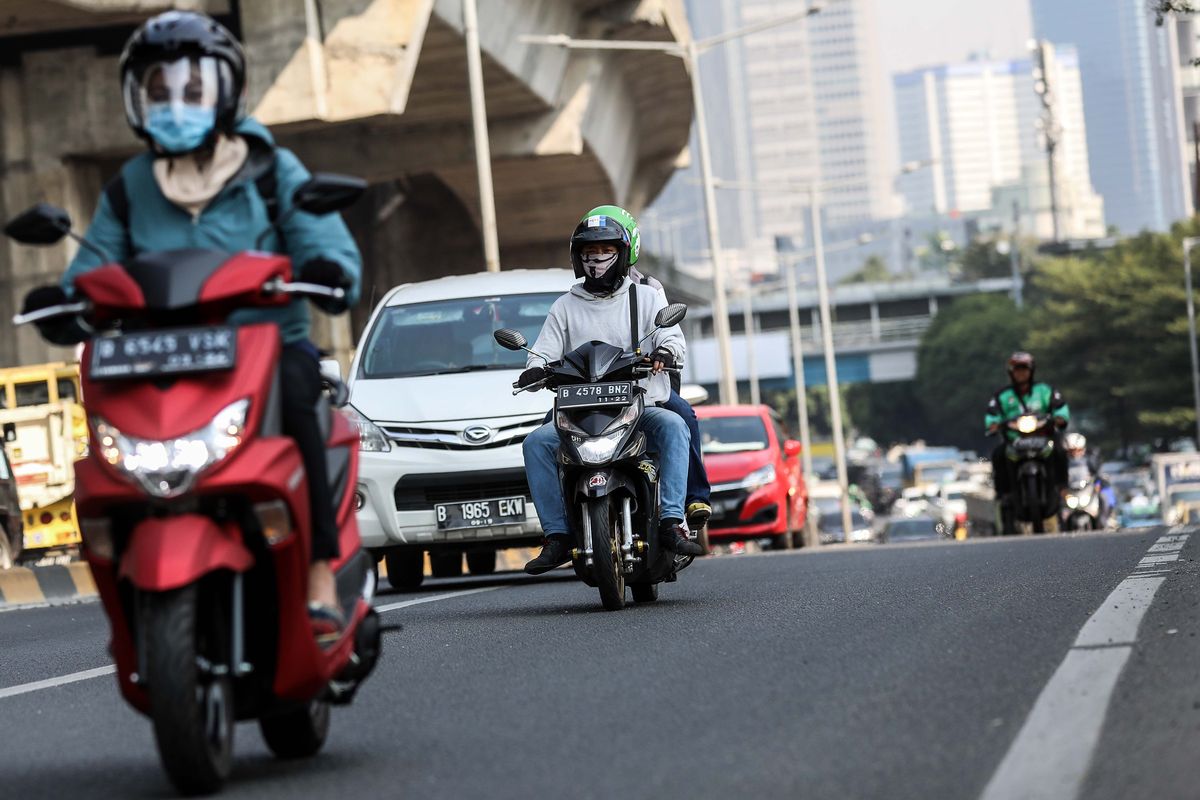 Kendaraan bermotor melintasi Jl. Prof. Dr. Satrio, Karet Kuningan, Jakarta Pusat, Kamis (1/8/2019). Berdasarkan data situs penyedia peta polusi daring harian kota-kota besar di dunia AirVisual, menempatkan Jakarta pada urutan pertama kota terpolusi sedunia pada Senin (29/7) pagi dengan kualitas udara mencapai 183 atau dalam kategori tidak sehat.