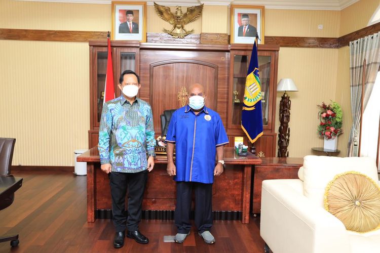 Mendagri Muhammad Tito Karnavian bertemu dengan Gubernur Papua Lukas Enembe di Gedung Negara, Kota Jayapura, Papua, Senin (5/4/2021)