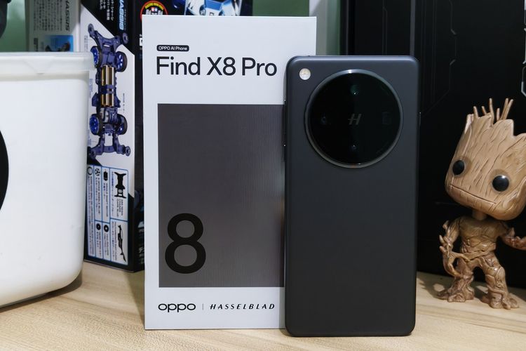 Oppo Find X8 Pro bersama kotak penjualannya.