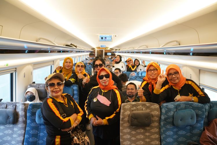 Ilustrasi penumpang rombongan menaiki kereta cepat Whoosh Jakarta-Bandung. 