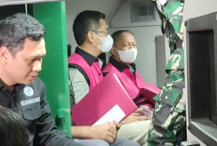 Penampakan 11 Tersangka Kasus Manipulasi Ekspor CPO Jadi POME Saat Digelandang ke Mobil Tahanan