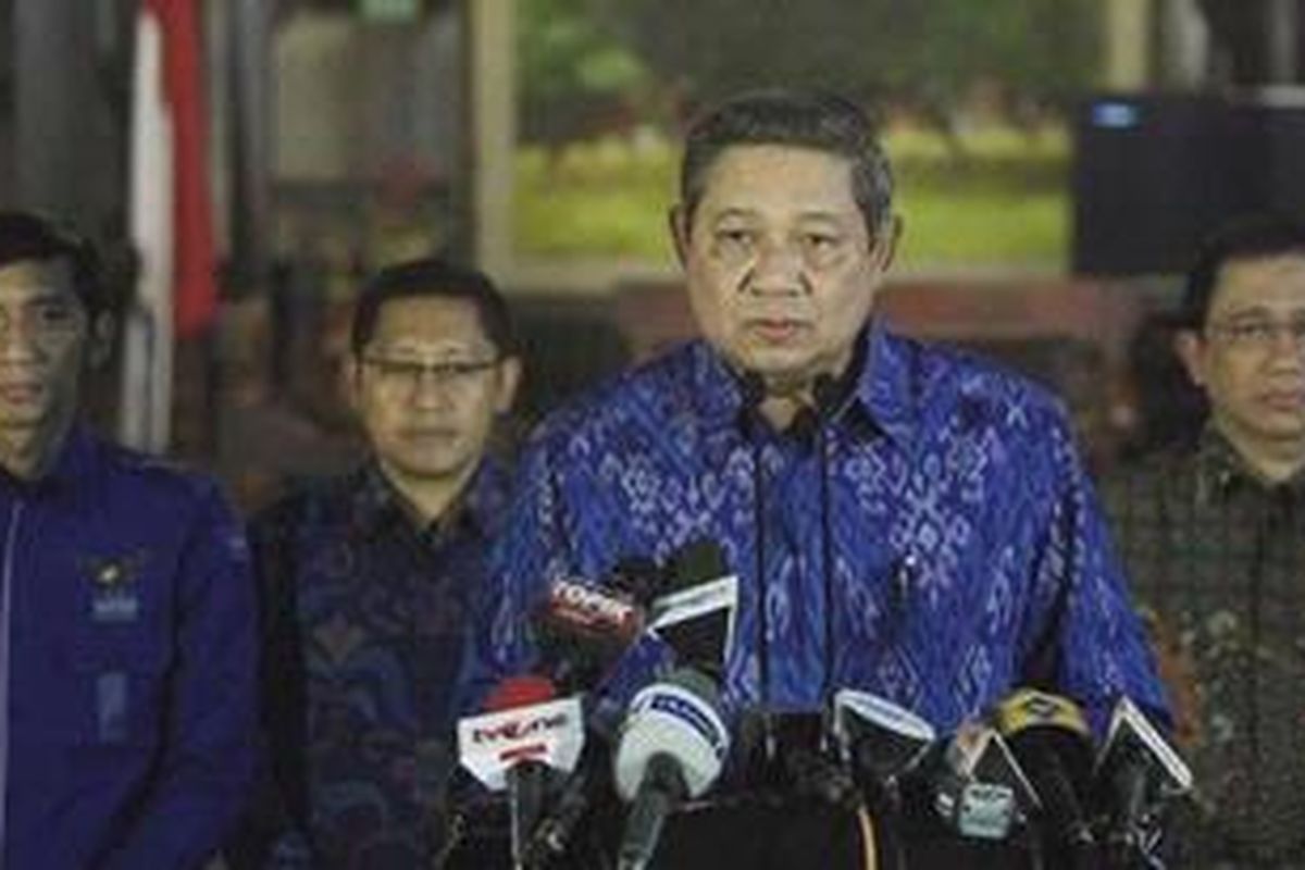 Ketua Dewan Pembina Partai Demokrat, Susilo Bambang Yudhoyono memberi keterangan pers di Pendopo Cikeas, Bogor, Jawa Barat, Senin (11/7/2011) malam.