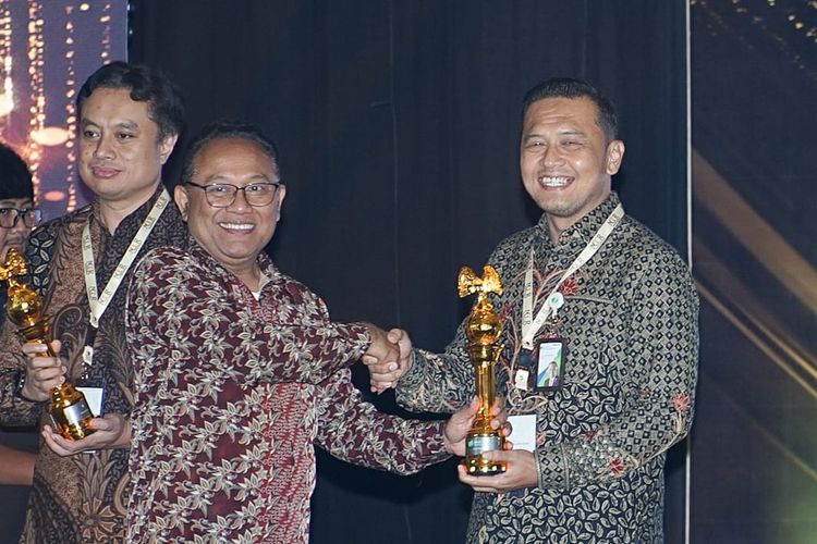 Ketua National Center for Sustainability Reporting (NCSR), Ali Darwin memberikan ucapan selamat kepada Direktur Keuangan BPJS Ketenagakerjaan Asep Rahmat Suwandha karena  BPJS Ketenagakerjaan mendapat Gold Rank dalam kompetisi Asia Sustainability Report Rating (ASRRAT) 2023 yang digelar oleh National Center for Sustainability Reporting (NCSR), di Jakarta, Senin (6/11/2023).