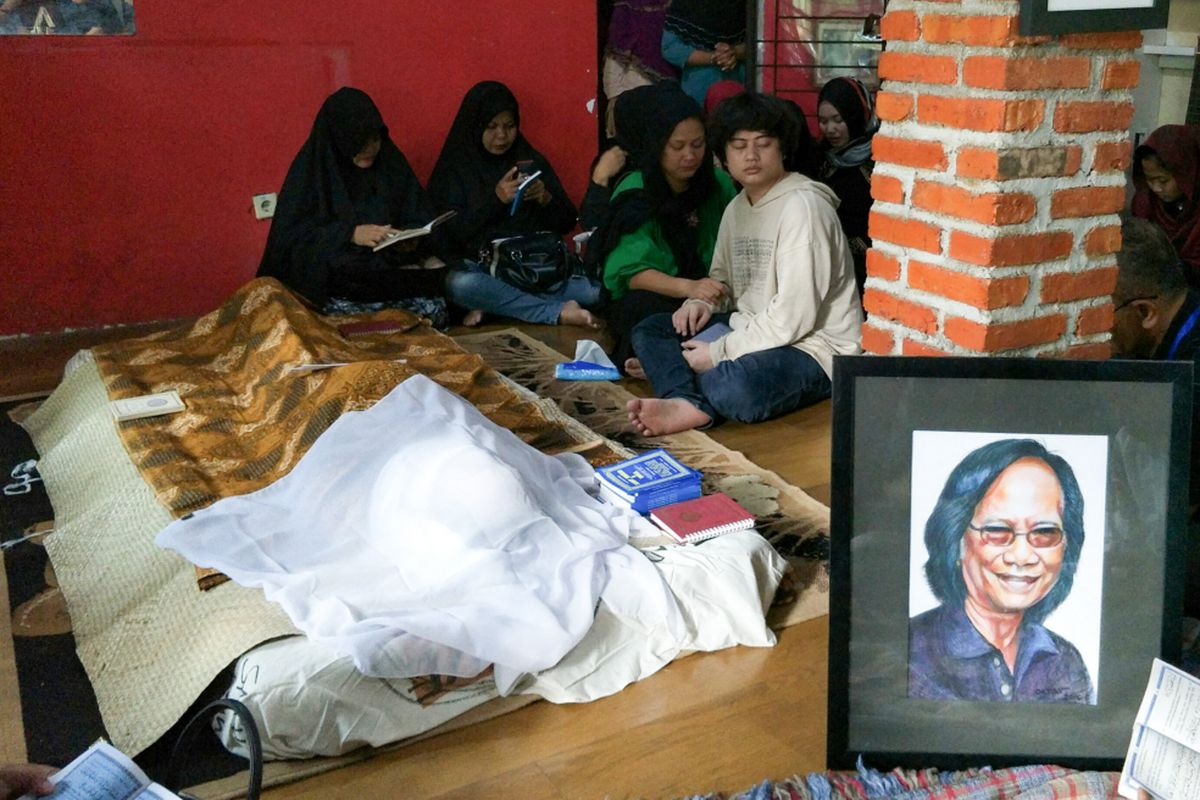 Jenazah Yon Koeswoyo disemayamkan di rumah duka, di Jalan Salak, Pamulang, Tangerang Selatan, Jumat (5/1/2018).