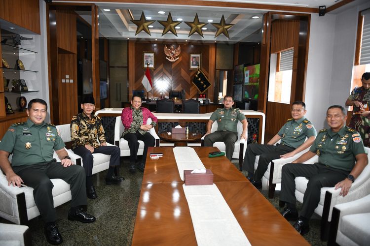 Kepala Staf TNI AD (KSAD) Jenderal Maruli Simanjuntak menerima kunjungan Ketua Majelis Permusyawaratan Rakyat (MPR) RI Bambang Soesatyo (Bamsoet) di Markas Besar TNI AD, Jakarta Pusat, Selasa (30/4/2024).