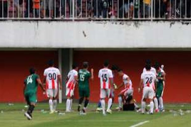 Para pemain Persinga menyerang asisten wasit saat mereka dijamu PSS di Stadion Maguwoharjo, Sleman, Minggu (7/8/2016).